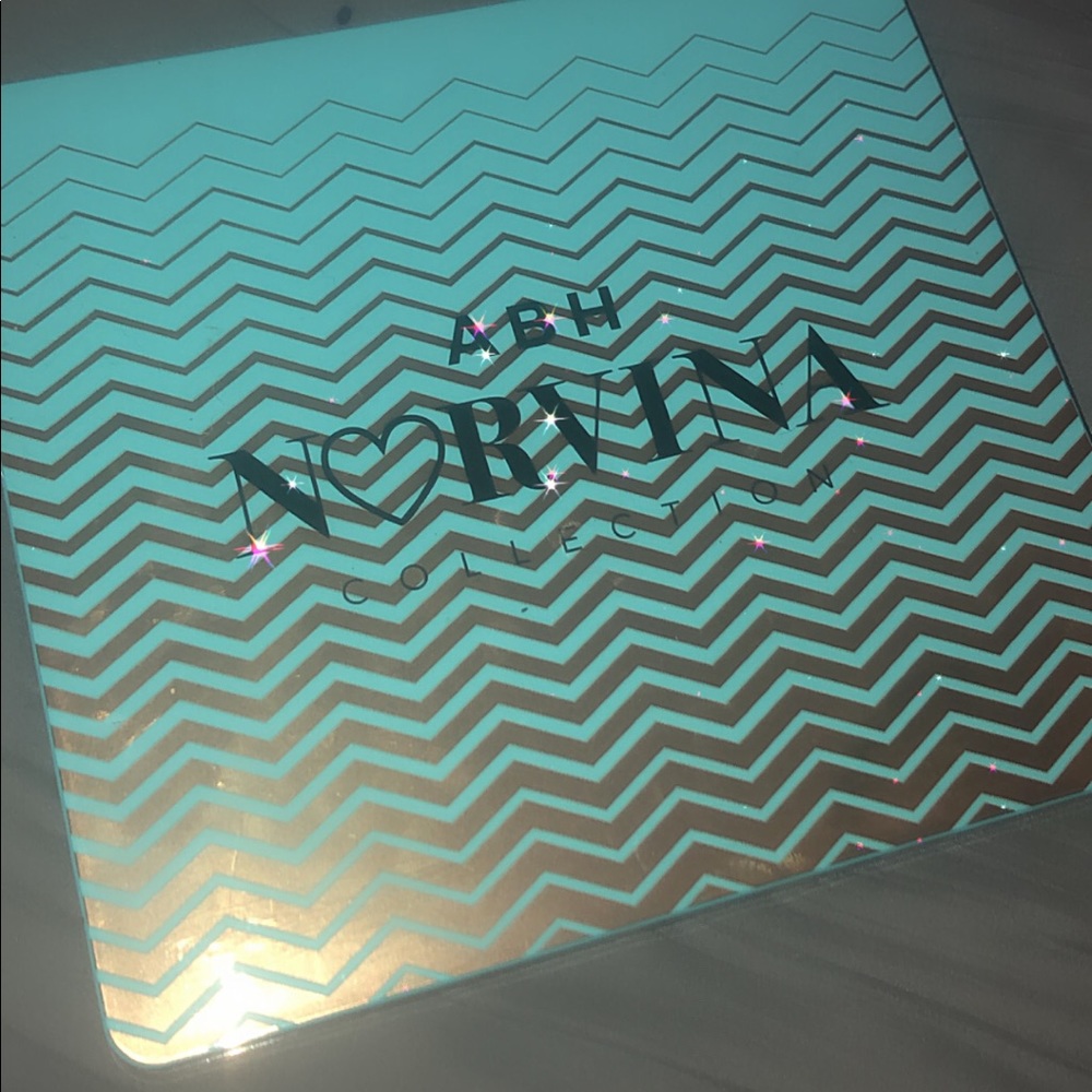 ABH EYESHADOW PALETTE